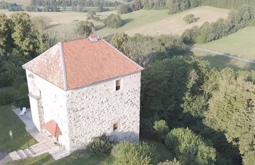 Aissey House | Gîte dans une très jolie tour carré du XII siècle pour 6-8 personnes à COTEBRUNE