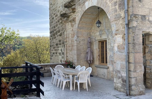 Aissey House | Gîte dans une très jolie tour carré du XII siècle pour 6-8 personnes à COTEBRUNE