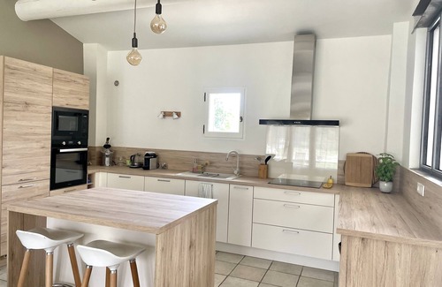 Roquemaure House | Gîte de 6 Personnes Avec Piscine au Coeur des Vignes