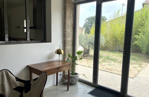 Roquemaure House | Gîte de 6 Personnes Avec Piscine au Coeur des Vignes