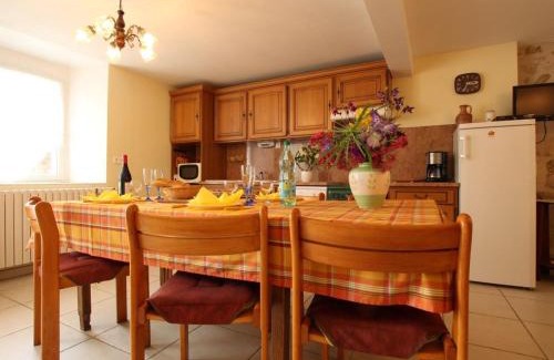 Saint-Georges-Lagricol House | Gîte de charme en Auvergne, cour fermée, jardins privés, BBQ, babyfoot, proche St Jacques de Compostelle - FR-1-582-232