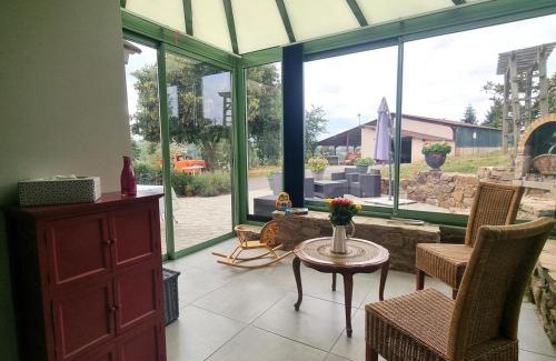 Saint-Galmier House | Gîte de charme avec terrasse, jardin et jeux - tout inclus, lits faits, linge fourni à Saint-Galmier - FR-1-496-300