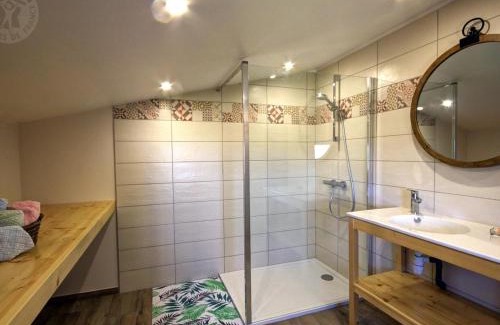 Panissieres House | Gîte de charme avec grand jardin, proche St-Etienne et Lyon, tout confort, ferme visitable - FR-1-496-215