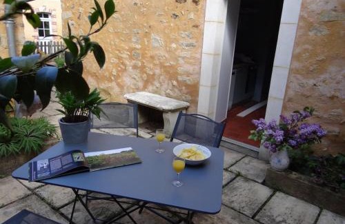 Asnieres sur Vegre House | Gîte de Charme au Cœur d'une Petite Cité de Caractère près d'une Rivière et Monuments Historiques - FR-1-410-237