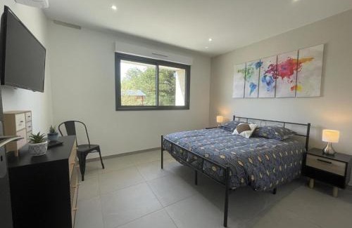 Couzon House | Gîte de charme rénové avec piscine chauffée à Couzon - FR-1-489-471