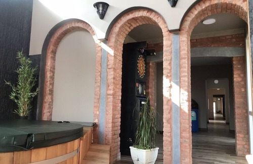 Philippeville House | Gîte de la gare (Padel court, swimming pool, Nordic bath, cinema)