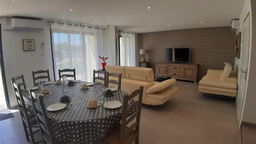 Othis Apartment | Gîte de Saint Ladre, "Le Grenier" proche Paris NEUF