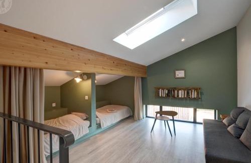 Chazelles-sur-Lyon House | Gîte Familial 200m² avec Jardin, Terrasse, Jeux, et Confort Moderne à Chazelles-sur-Lyon - FR-1-496-203