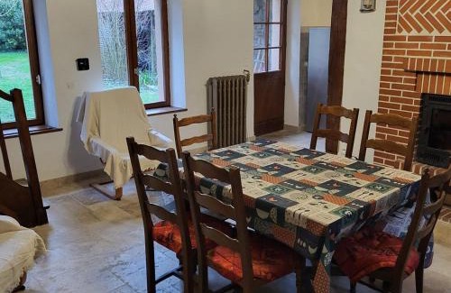 Rosnay House | Gîte familial au cœur du parc de La Brenne avec étang privé, cheminée, Wi-Fi et animaux acceptés - FR-1-591-377