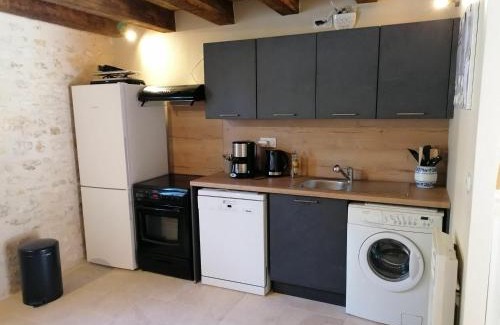Ainay-le-Vieil House | Gîte familial au calme avec parc et jardin, pour 8 personnes, près d’un château historique - FR-1-586-15