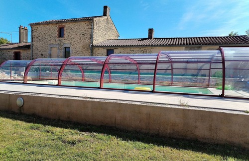 Falleron Cottage | Gîte familial avec piscine couverte, jardin privé et jeux pour enfants, proche de Legé