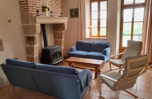 Souvigny House | Gîte familial avec piscine, loisirs et nature près de Souvigny - FR-1-489-231