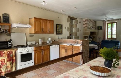 Souvigny House | Gîte familial avec piscine, loisirs et nature près de Souvigny - FR-1-489-231