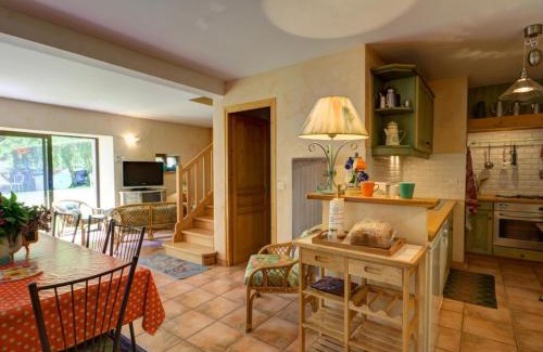 Marols House | Gîte familial en pierre avec jardin, près des chemins de randonnée et forêts, idéal détente et nature - FR-1-496-1