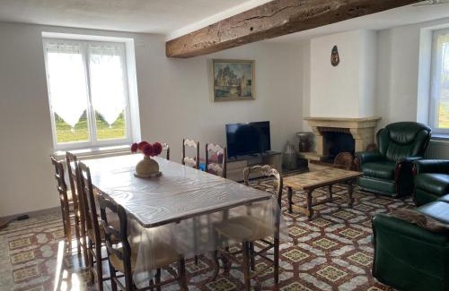 Montaiguet-en-Forez House | Gîte familial à Montaiguët-en-Forez avec terrasse, proche nature et ferme équestre - FR-1-489-371
