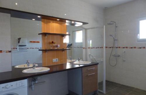 Isle-et-Bardais House | Gîte indépendant avec piscine, proche forêt et étang, parking, tennis et minigolf - FR-1-489-139