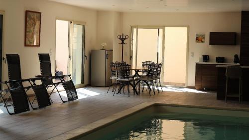 Montainville House | Gîte Jet d'eau avec piscine intérieure 30 minutes Versailles
