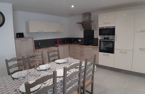 Othis Apartment | Gîte "la Grange" 6 people, 3 bedrooms, 2 bathrooms, near Roissy