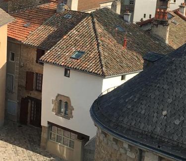 Le Malzieu-Ville House | Gîte La Maison Toute de Travers
