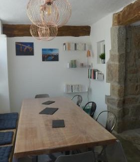 Le Malzieu-Ville House | Gîte La Maison Toute de Travers