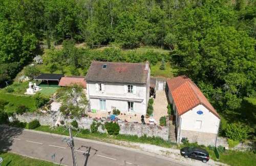 Saint-Sernin-du-Plain House | Gîte la Providence