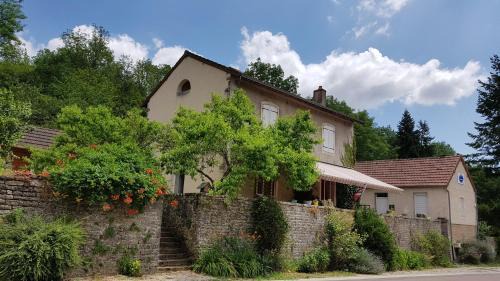 Saint-Sernin-du-Plain House | Gîte la Providence