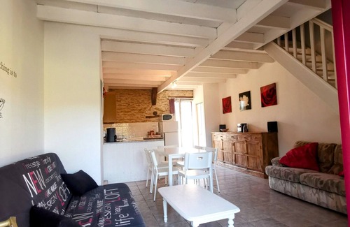 Fajoles Apartment | Gîte "Le coquelicot" (full accommodation). Les prinquieres.