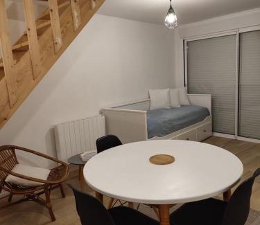 Ploneour-Lanvern House | Gîte, Le Jardind'Eneour, spots de surf, plages et randonnées !