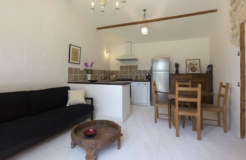 Cheval-Blanc Cottage | Gîte "Le Petit Provençal".