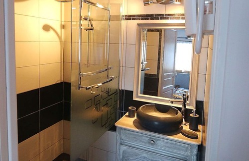 Pezenes-les-Mines Bed & Breakfast | Gîte les piafs from 6 to 8 people