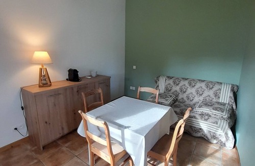 Crestet Apartment | Gîte Les Romarins, near Vaison la Romaine