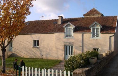 Perrancey-les-Vieux-Moulins House | Gîte paisible avec 2 chambres et cour, au-dessus de la mairie, près de Langres - FR-1-611-22