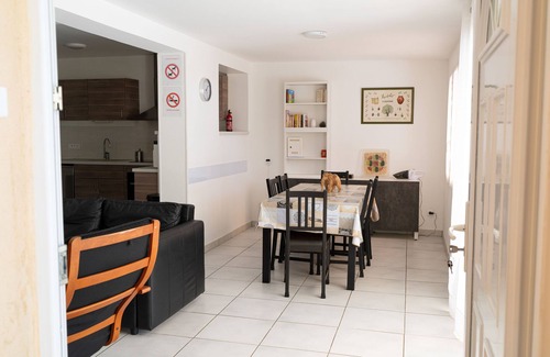 Velaux House | Gîte Pinède. Bas de Villa 2 Ch, Terrasse, Parking