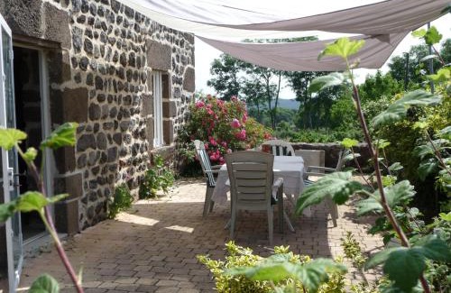 Seneujols Bed & Breakfast | Gîte pittoresque en campagne près du Puy-en-Velay, idéal pour nature et St-Jacques de Compostelle - FR-1-582-451