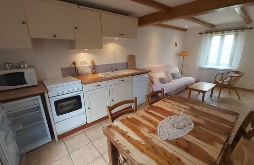Calorguen Cottage | Gîte-Pointe du Chevet-Garden view-Ensuite with Bath