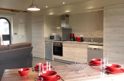 Chapeau House | Gîte rénové avec terrasse, poêle à bois et Wifi à Chapeau - FR-1-489-79