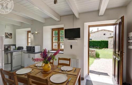 La Chapelle-en-Lafaye Apartment | Gîte rénové en pierres au cœur du Haut Forez avec terrasse et randonnées à proximité - FR-1-496-59