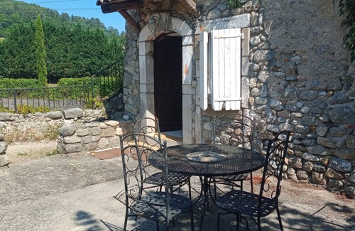 Lasalle Apartment | Gîte Rural Avec Terrasse et Piscine Près de la Rivière