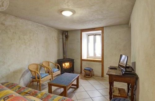 Saint-Bonnet-le-Courreau House | Gîte spacieux avec terrasse, poêle à bois, parking privé, et jardin fermé, animaux acceptés - FR-1-496-28