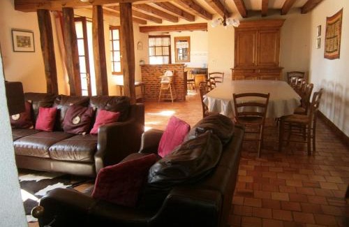 Thoire-sur-Dinan House | Gîte spacieux avec billard, cheminée & terrasse, près de la forêt de Bercé, Wi-Fi & activités nature - FR-1-410-337