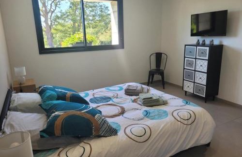 Couzon House | Gîte tout confort avec spa, PMR, clim' réversible, randonnées, activités et spécialités locales - FR-1-489-476