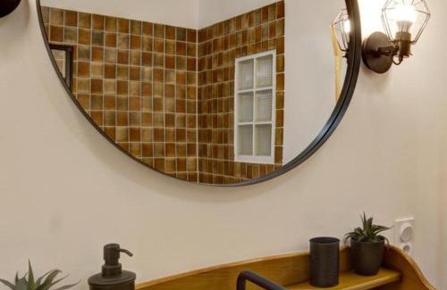 Belmont-de-la-Loire House | Gîtes Champêtres Rénovés avec Terrasse, Jardin, et Activités pour Familles et Amis - FR-1-496-304