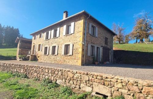 Belmont-de-la-Loire House | Gîtes Champêtres Rénovés avec Terrasse, Jardin, et Activités pour Familles et Amis - FR-1-496-304