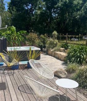 Sallertaine House | Gîtes de charme "l'écrin de Vendée" jacuzzi privatif, piscine chauffée, prestations bien être, vélos à 10 mn de l'océan sur 3,5 h de verdure