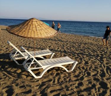 Gumuldur Apartment | Gümüldür sahile 40m DSİ ve TMO kamp yani, aile için uygun
