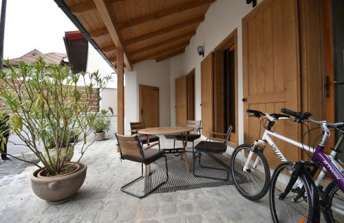 Szentendrei Apartment | Gőzhajó Loft - Családi ház terasszal, 2 fürdőszobával, kerékpárral