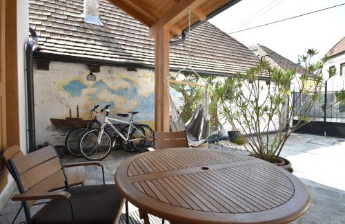 Szentendrei Apartment | Gőzhajó Loft - Családi ház terasszal, 2 fürdőszobával, kerékpárral