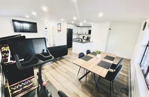 Queens House | “G Suite”- Newly renovated! 5 minutes to JFK!