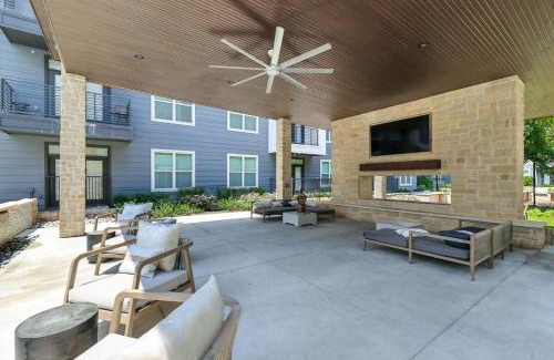 Fort Worth Apartment | G11036, 2BR Luxury Stay by Top Golf, Resort Pool & Gym, Near Stockyards