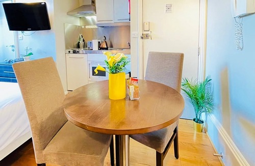 Tachbrook Apartment | G8s - Prime location, steps to Buckingham Palace